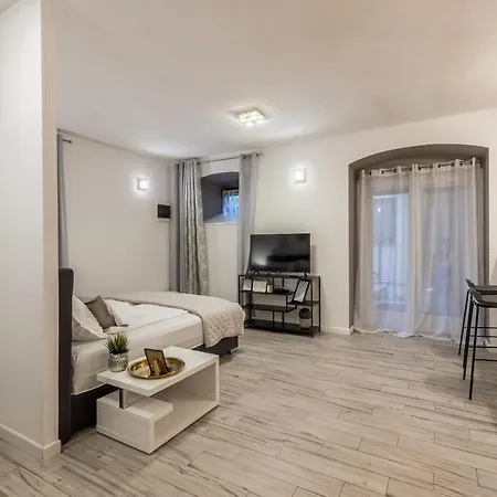 Old Town 7 Apartment